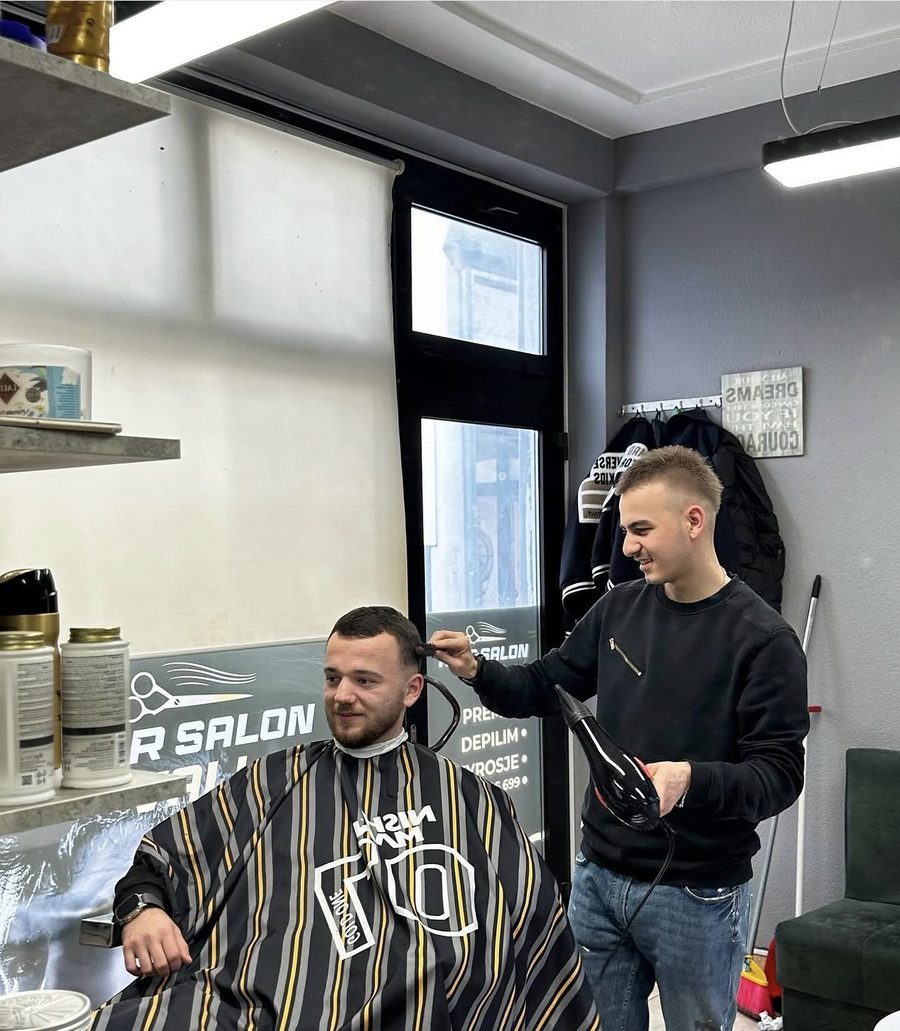 Berberi duke stiluar flokët e një klienti